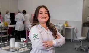 Como a rotina de um biomédico de Análises Clínicas pode mudar ao se especializar em Estética 11 Personagens entrevistas 01 42 de 79 scaled 057ad2f2