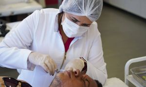 Especialista em HOF de MG é presa nos EUA por atuar de forma ilegal 13 biomedicina estética