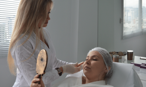 Dra. Ana Carolina Puga ministra palestra sobre Laser em Paulínia-SP 20 biomédica-yasmin