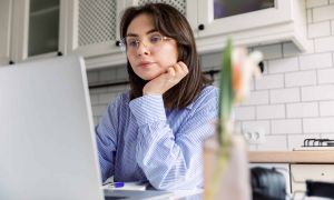 Estética não é monopólio: a hipocrisia da reserva de mercado médica e o avanço legítimo dos biólogos 10 businesswoman work from home distance education 2021 09 03 13 06 59 utc scaled b46fd670