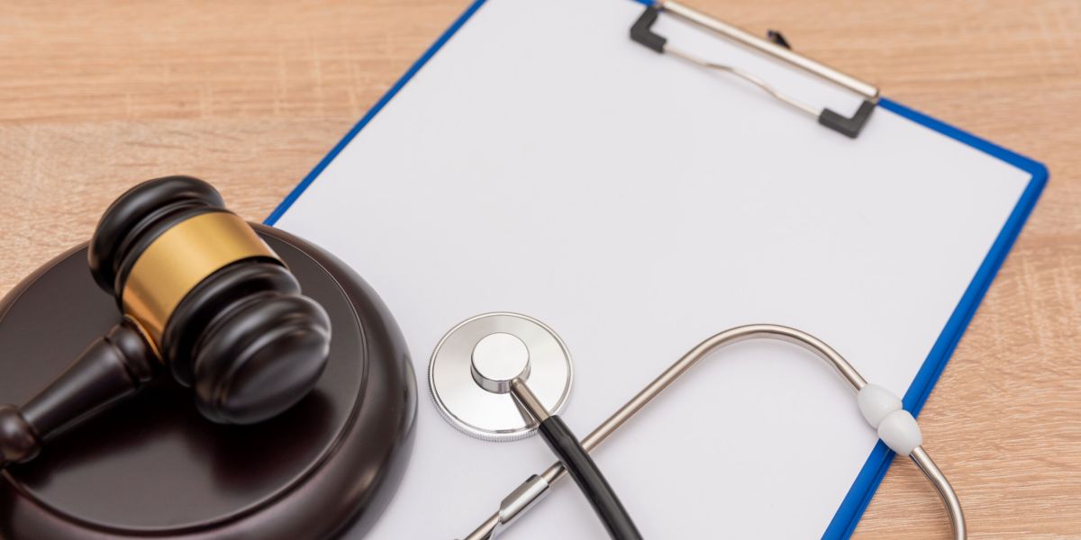 TRF3 deixa claro: Conselhos de Medicina não têm poder para criar proibições que a lei não prevê 1 medical law and justice concept with stethoscope a 2025 03 13 01 27 28 utc scaled f027ca9d