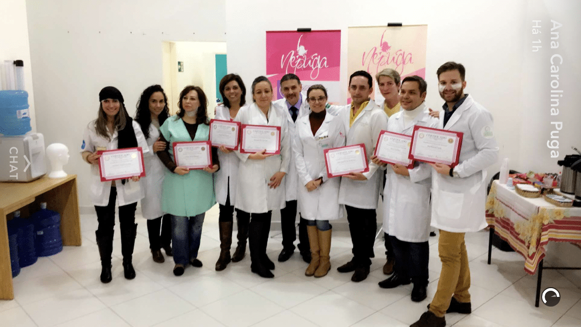 Dra. Ana Carolina Puga ministra curso de fios absorvíveis para alunos do Nepuga