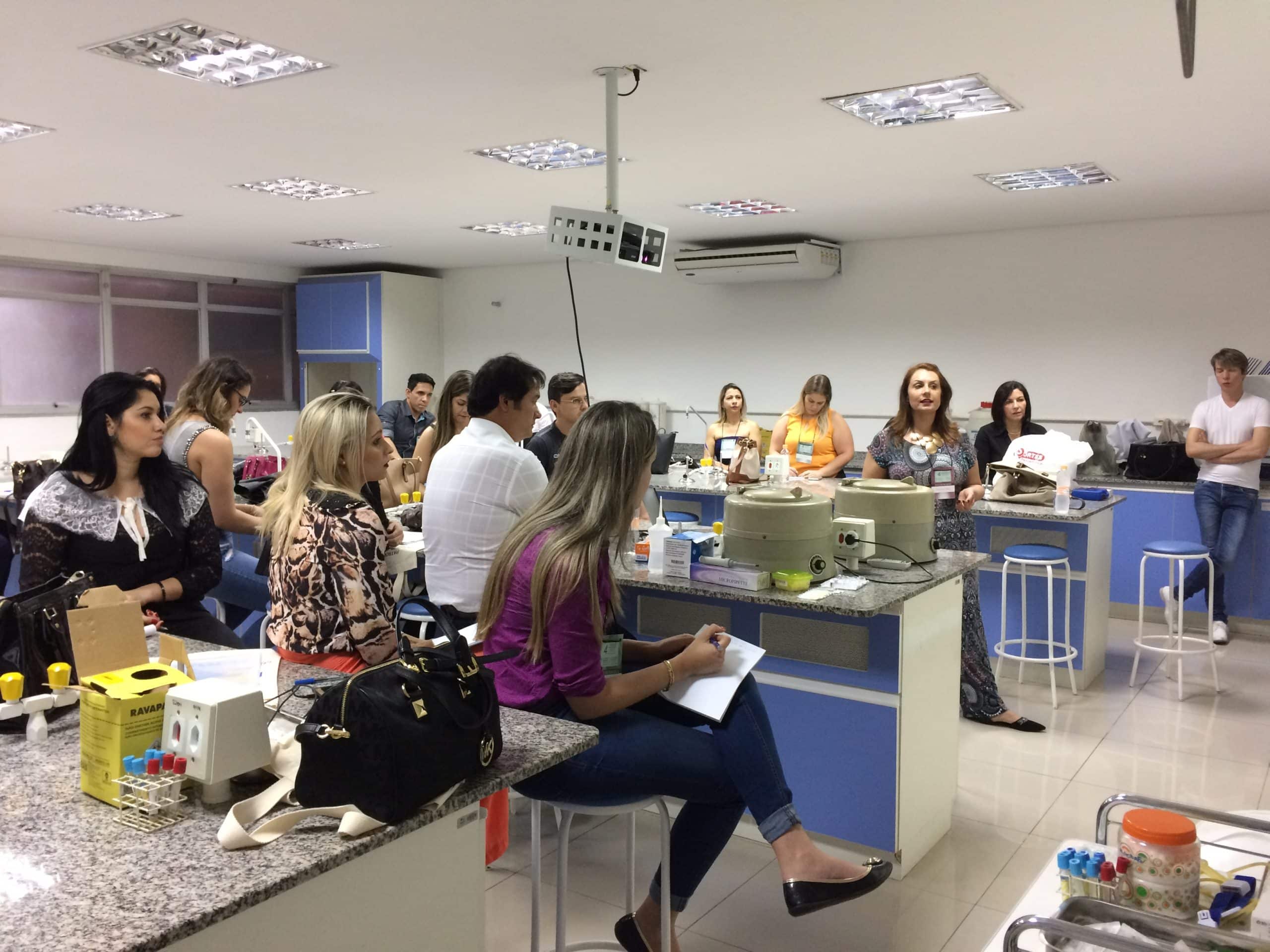 Curso de lifting do vampiro é sucesso entre congressistas