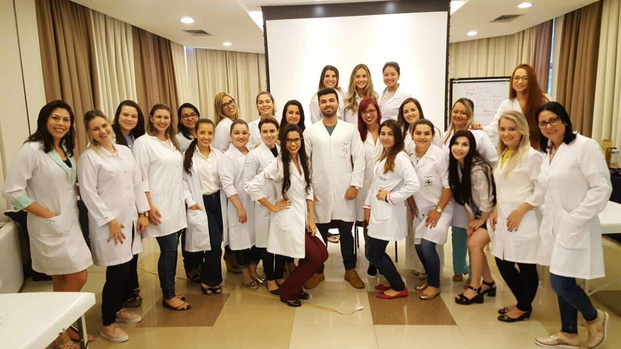 Biomédicas têm aulas de Intradermoterapia em Cuiabá