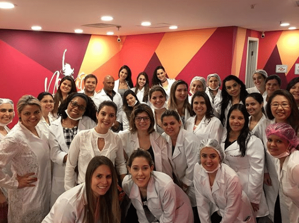 Biomédicos têm aulas de Peelings e Injetáveis durante pós-graduação