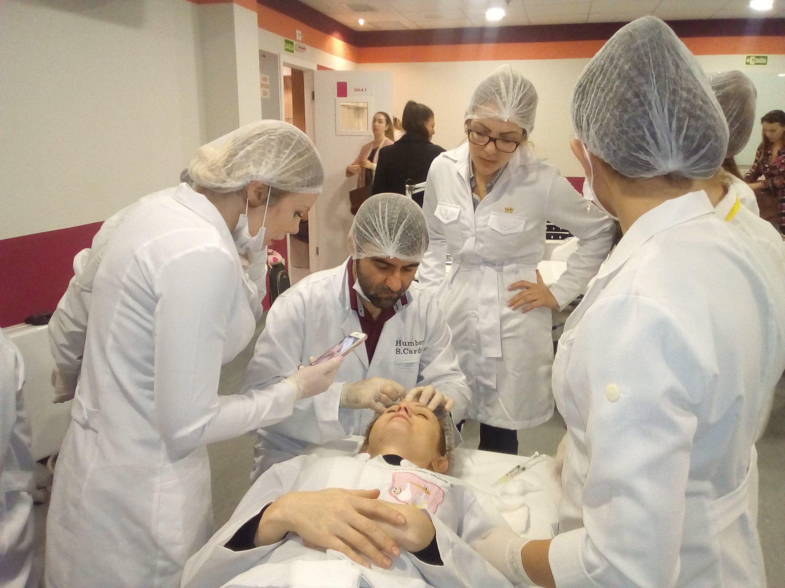 Biomédicos de Curitiba-PR encerram disciplina na pós-graduação em estética