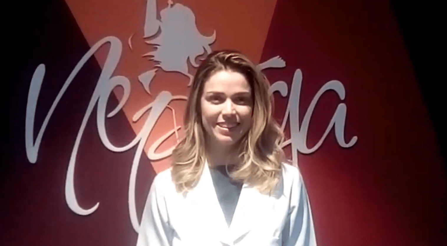 Biomédica grava depoimento sobre a pós-graduação em saúde estética