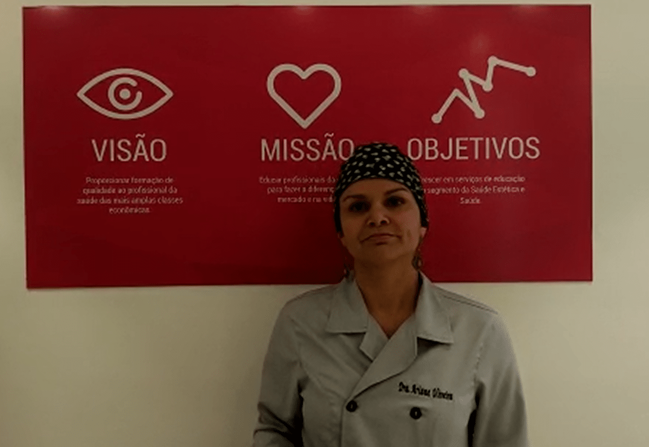 Biomédica grava depoimento sobre sua jornada na pós-graduação em saúde estética