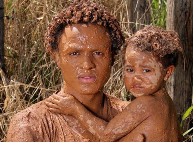 Empresa de cosméticos faz campanha “sem noção” por Brumadinho com atores cheios de lama