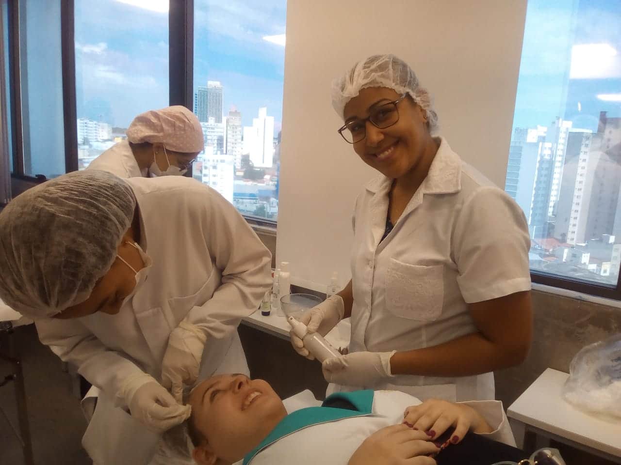 Biomédicos de Campinas-SP estudam peelings na pós-graduação em saúde estética