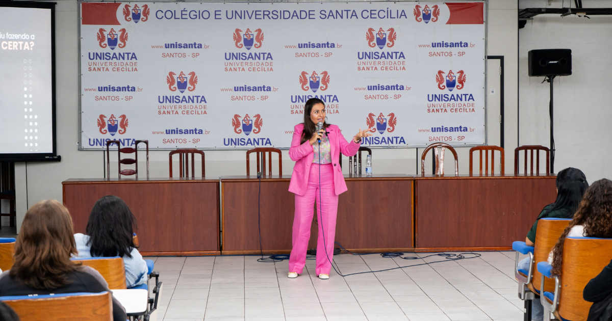 Dra. Ana Carolina palestrou para formandos na 2° Jornada de Biomedicina na Unisanta