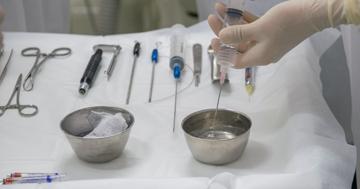 Harmonização facial mal sucedida: aposentada retira 40 nódulos do rosto e processa dentista