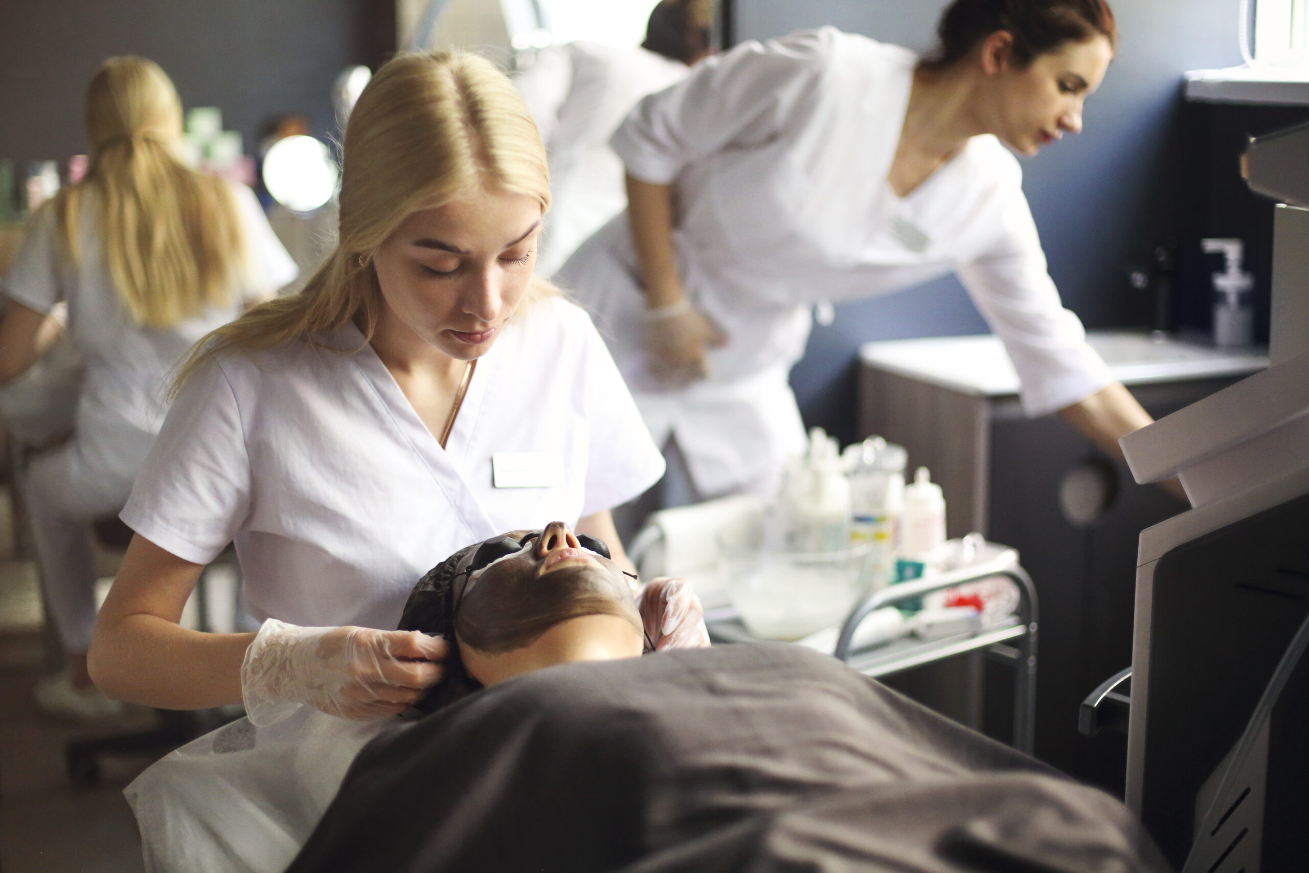 Biomédico na estética: vale a pena começar sozinho ou em uma clínica multidisciplinar?