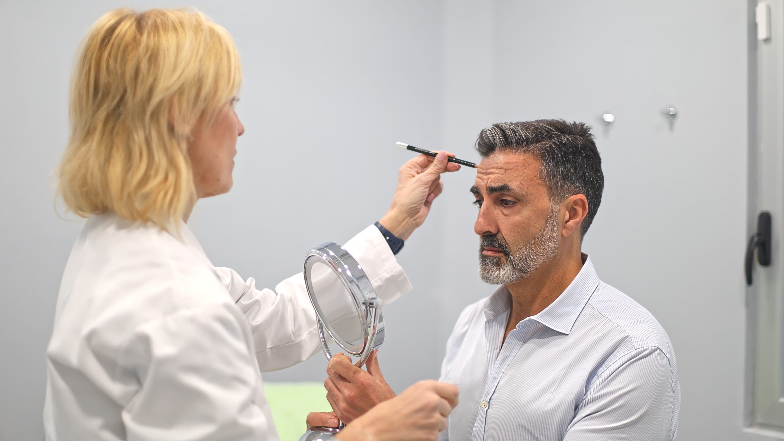 Avaliação facial na Biomedicina Estética: como a anamnese estética fortalece a confiança do paciente