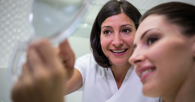 Quanto ganha um Biomédico Esteta: salário CLT, autônomo e quanto é possível faturar com clínica própria